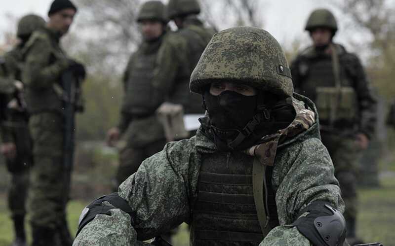 Солдат РФ попал на видео при сжигании обломков FPV-дрона возле костра